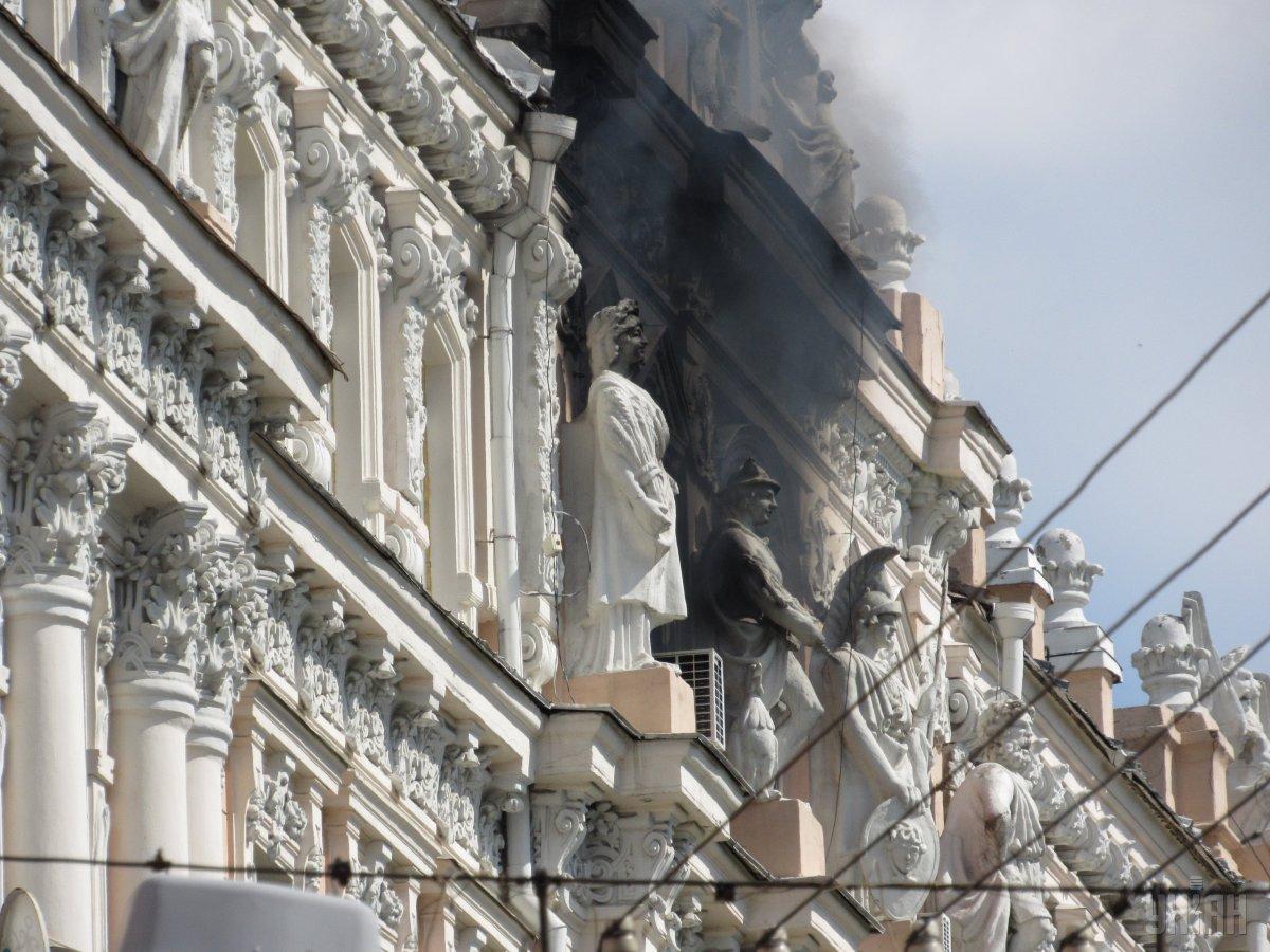 В центре Киева горит знаменитый дом Гинзбурга: черные клубы дыма видны с  Майдана Независимости – кадры и подробности - | Диалог.UA