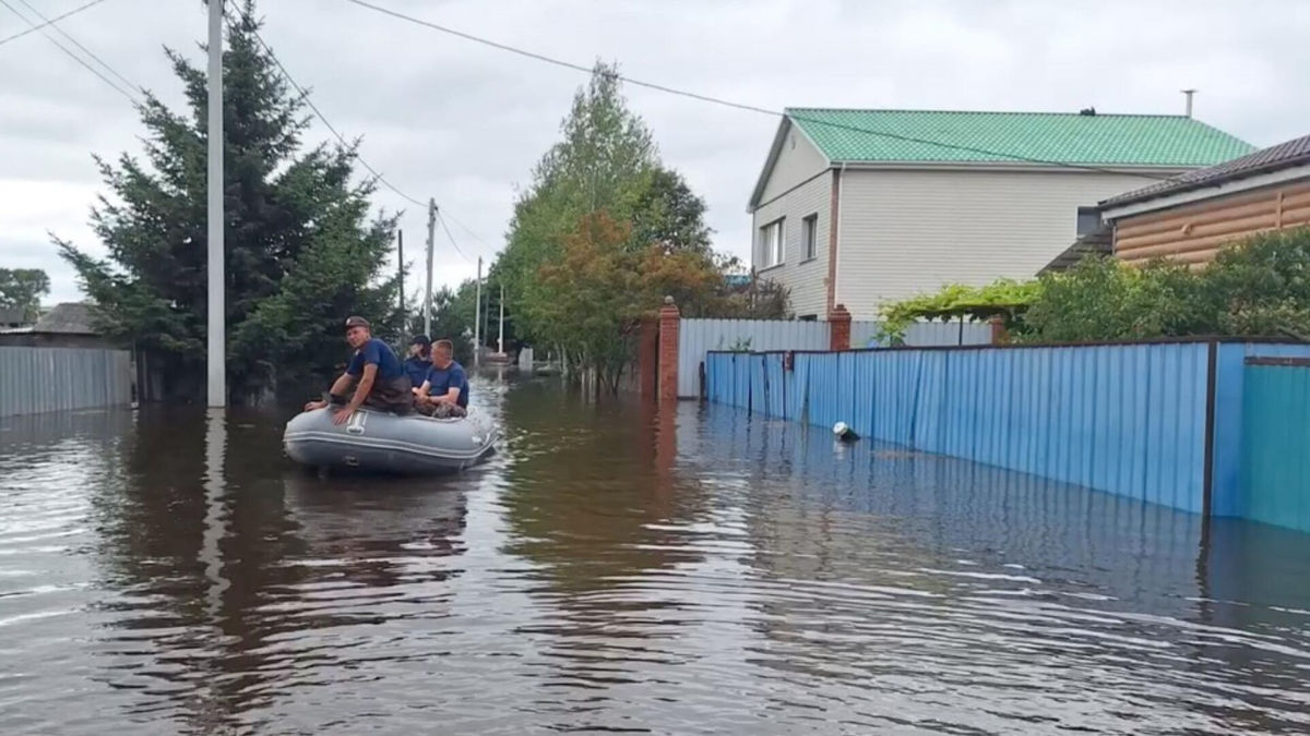 В России прорвало четвертую дамбу за 14 дней – вода заливает Приморье, готовится эвакуация