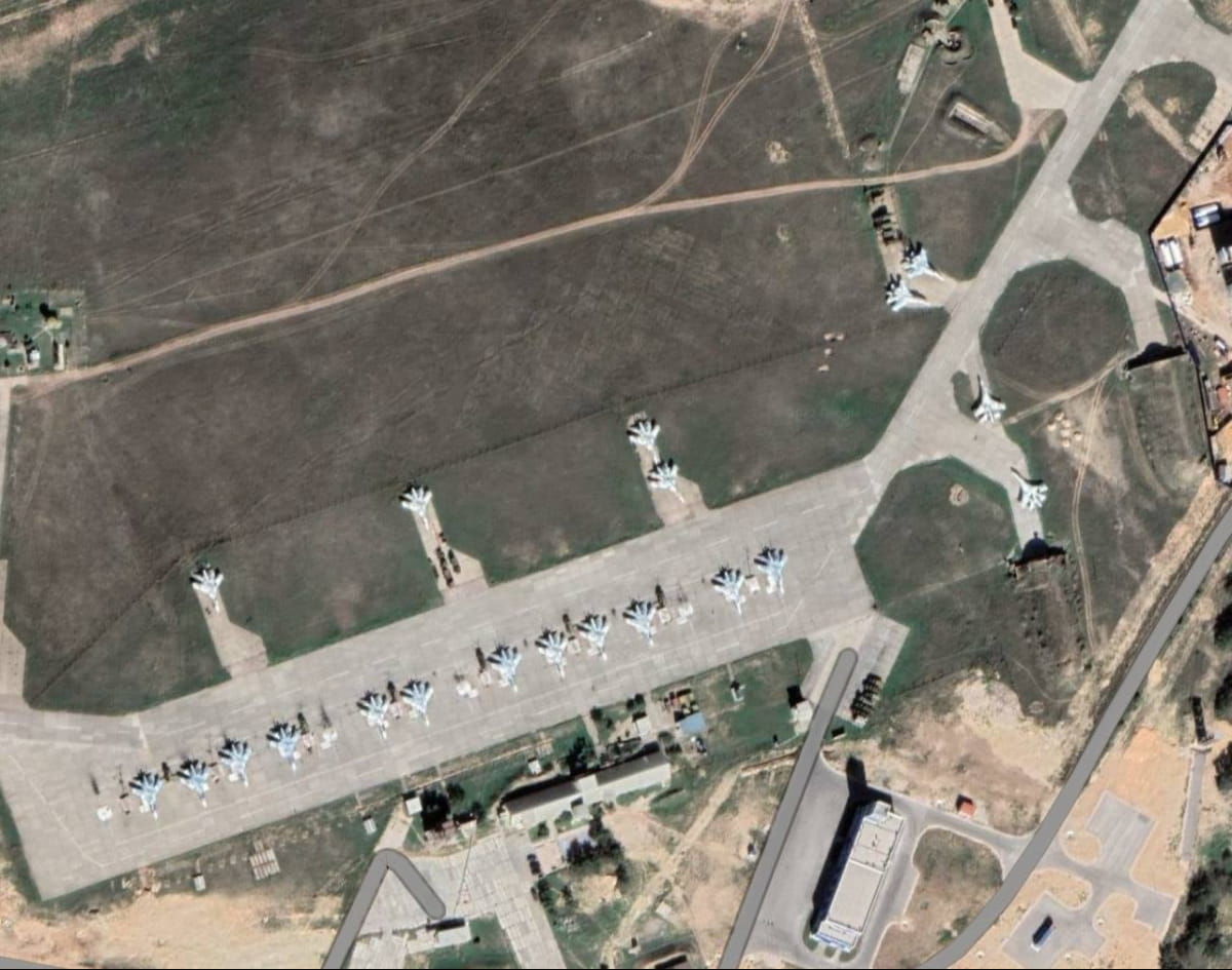 ​ВСУ нанесли удары по взлетной полосе и стоянке самолетов на аэродроме Бельбек: СМИ публикуют кадры