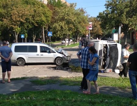 В оккупированном Донецке перевернулась маршрутка с детьми - много раненых: опубликованы первые кадры ДТП