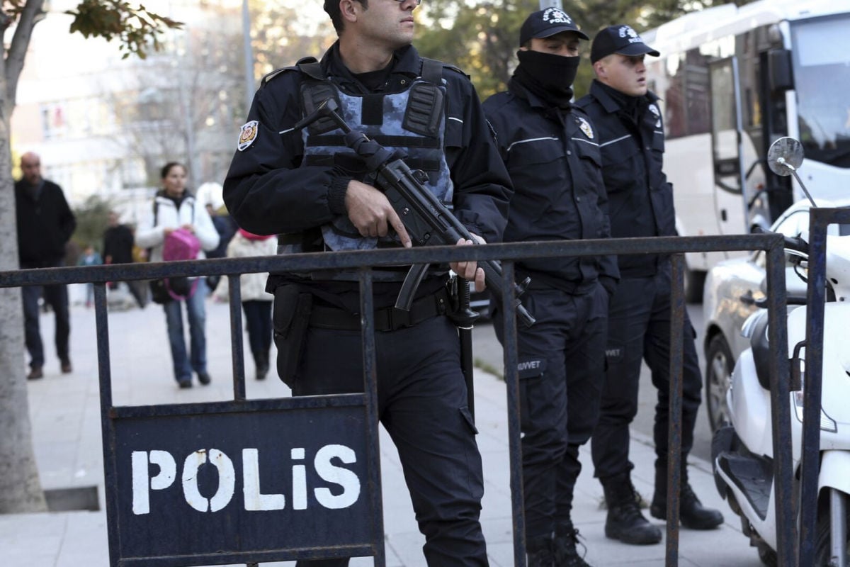 ​Взрыв в Анкаре: смертник активировал бомбу у здания МВД