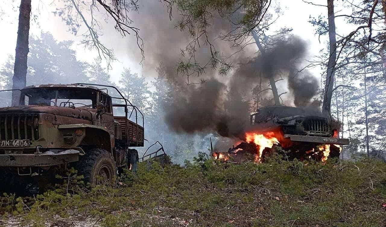 ​Уничтожено минимум 7 единиц военной техники: под Рыльском ВСУ разбили вражескую колонну – появились кадры