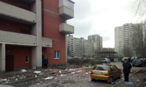 В Санкт-Петербурге в жилом доме прогремели два взрыва - СМИ