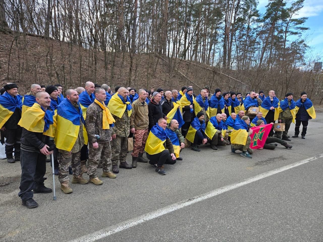 ​Украина вернула из плена РФ почти 200 защитников, включая героев "Азовстали": первые фото уже в Сети