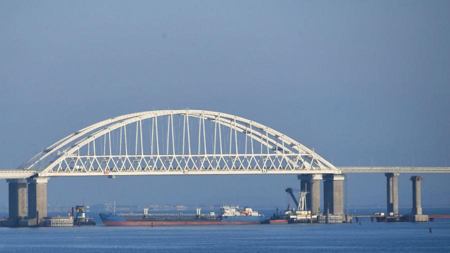 В Керченском проливе серьезное ЧП с российским кораблем: предсказание по Крымскому мосту начинает сбываться