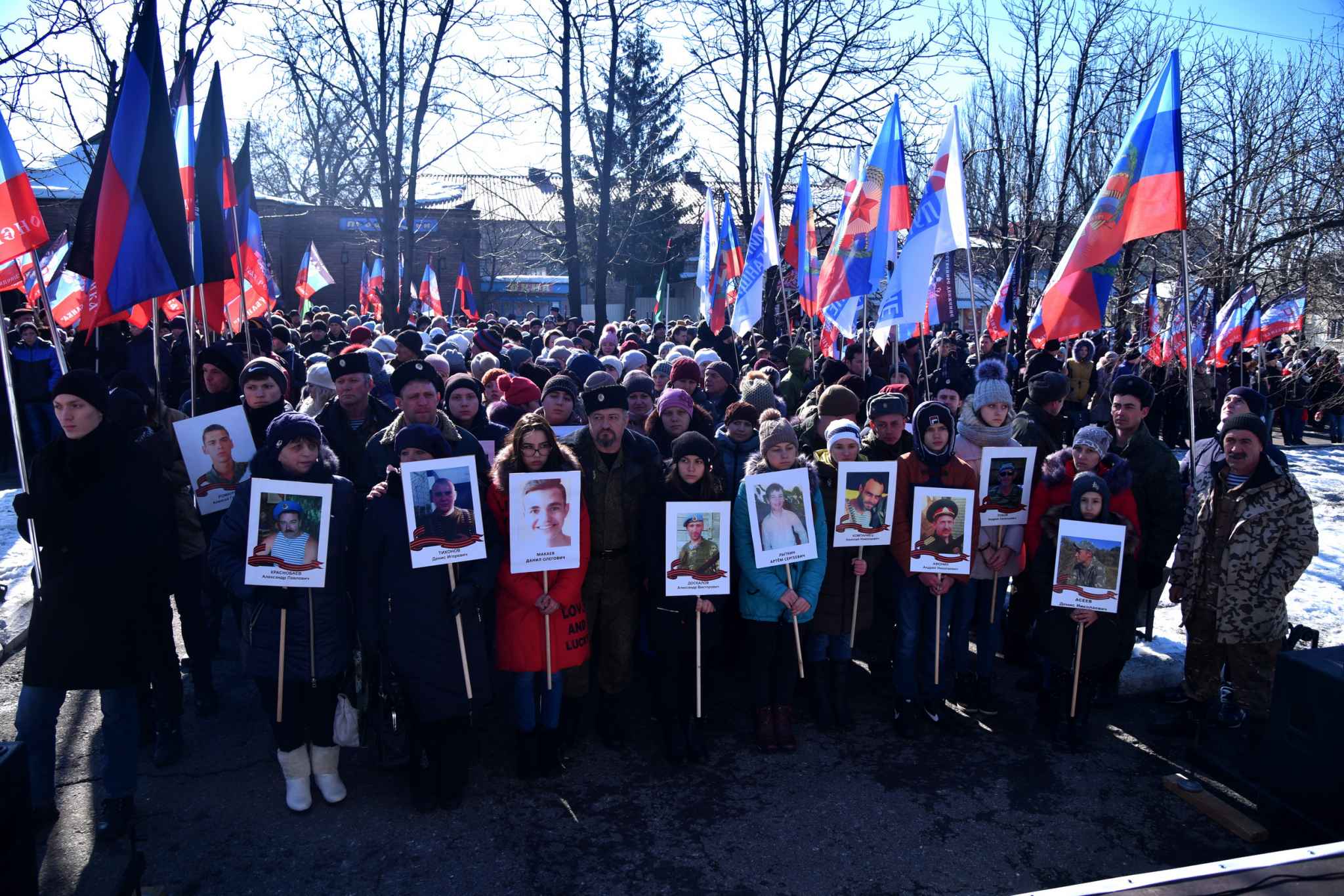 В оккупированном Дебальцево по улицам пронесли портрет ребенка, погибшего под огнем российско-гибридной армии  – кадры 