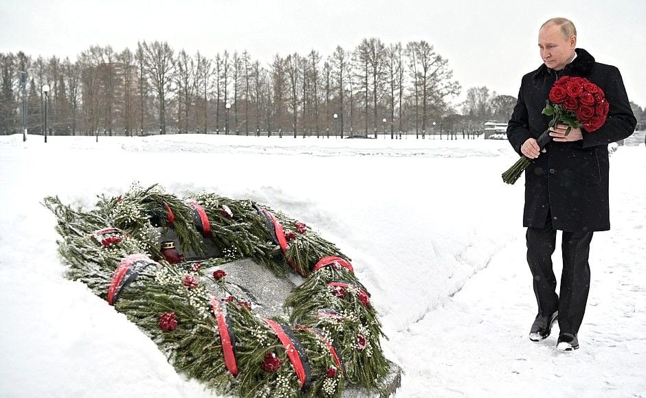 Снайпери та “дезінфіковані” замети: Мережу здивували запобіжні заходи при поїздці Путіна на цвинтар