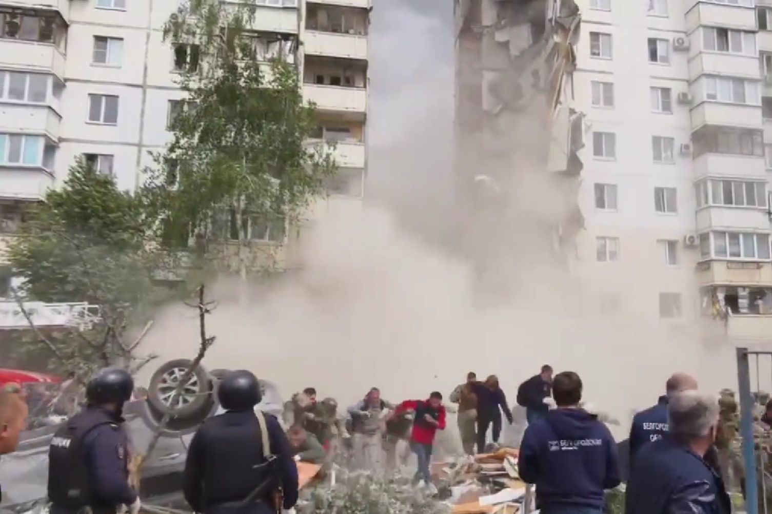 ​В Белгороде обрушилась многоэтажка: во время разбора завалов крыша накрыла спасателей