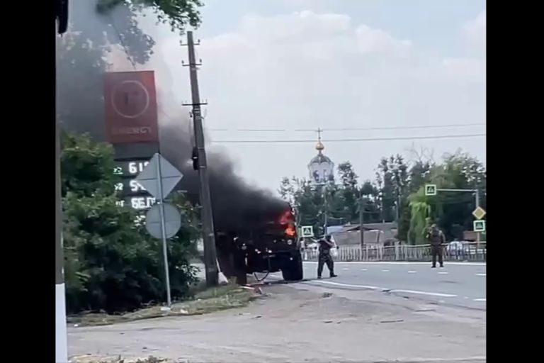 ​Спрятаться за "мирняком" не получилось: ВСУ сожгли военный грузовик ВС РФ в Еленовке