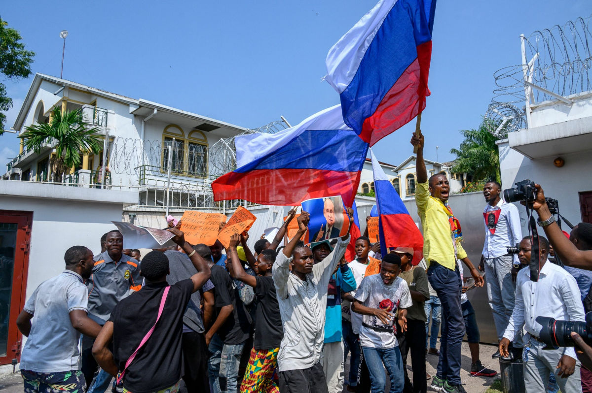 ​Кремль может быть замешан в антиправительственных митингах в Нигерии: протестующие размахивали флагами РФ