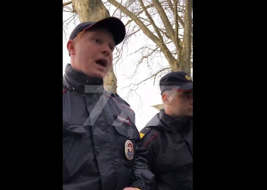 У Росії почали вводити нову заборону: поліція вже полює на росіян із квітами