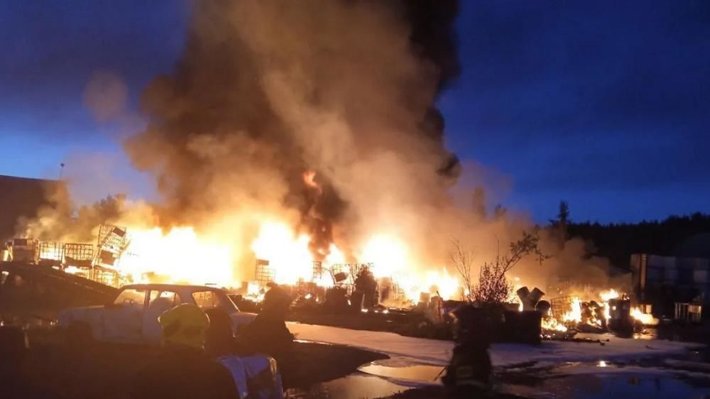 Нижний Новгород горел: в Сети показали видео столбов огня и дыма, прогремели десятки взрывов