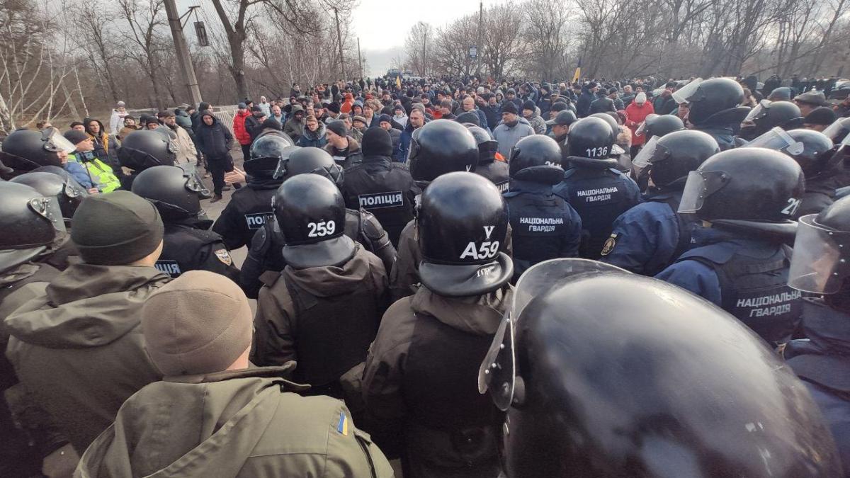 Протесты в Новых Санжарах: социологи выяснили, сколько украинцев поддержало митинги