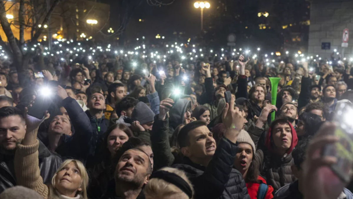 ​"Воры!" – сербы вышли на акции протестов против результатов парламентских выборов, кадры