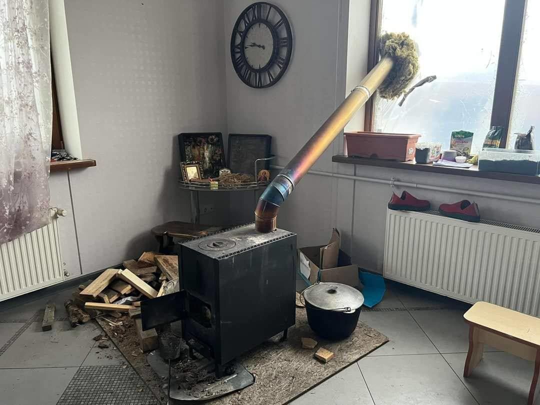 Відсталі від цивілізації російські окупанти затягли у квартиру в Ірпені "буржуйку" та дрова