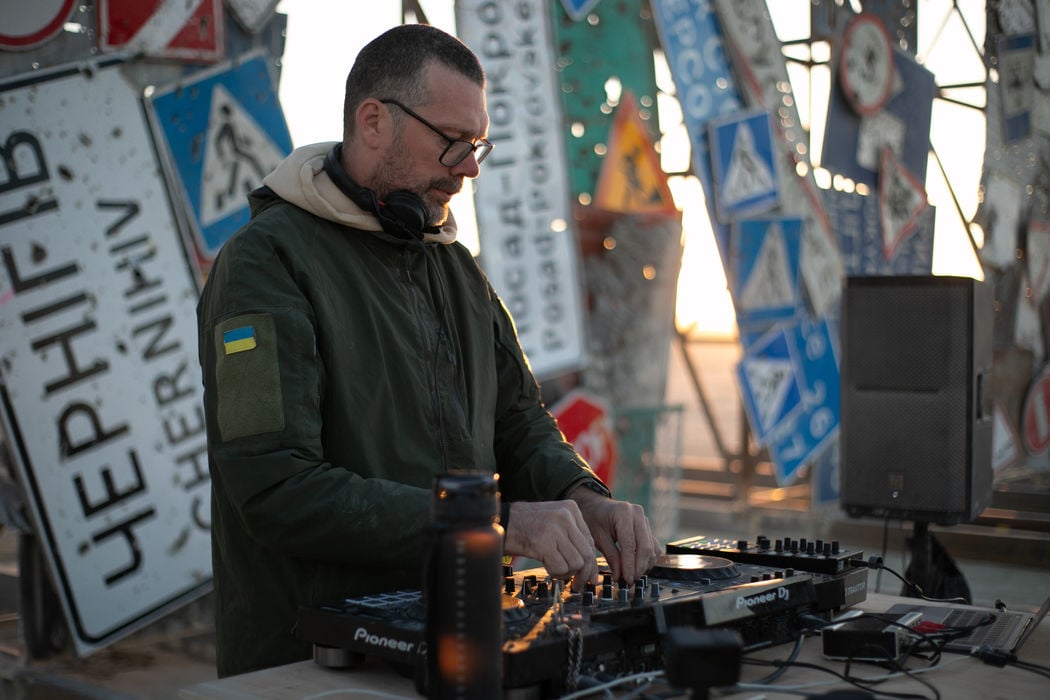 "Как ты?" – выступление украинского военного DJ Tapolsky на Burning Man 2024 потрясло посетителей до слез