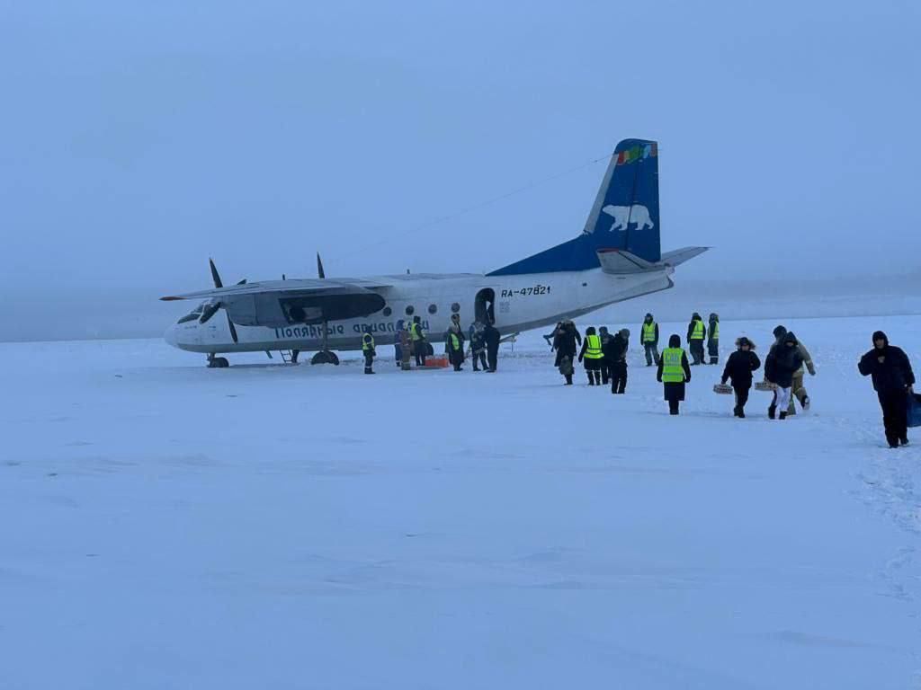 ​Промахнулся: в Якутии пилот пассажирского самолета "Ан-24" приземлился не на аэродроме