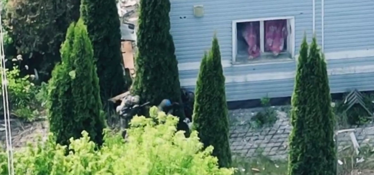 ​В Сети появилось видео штурма бойцами ВСУ захваченного оккупантами РФ дома в Харьковской области