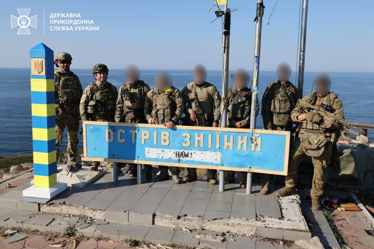 Глава ГПСУ установил пограничный знак Украины на Змеином, записав видеопослание Крыму