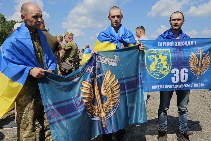 "Дома, ура!" - опубликованы эксклюзивные кадры обмена пленными