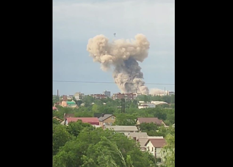 В Донецке прогремел мощный взрыв: над городом стоит дымовой гриб
