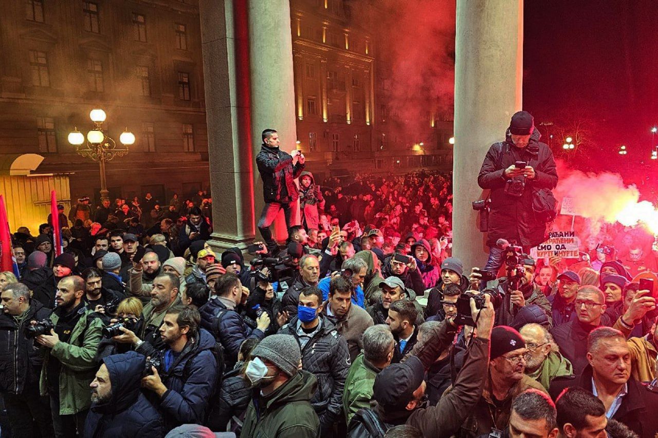 Тысячи сербов штурмуют здание горадминистрации Белграда – Вучич сделал экстренное заявление