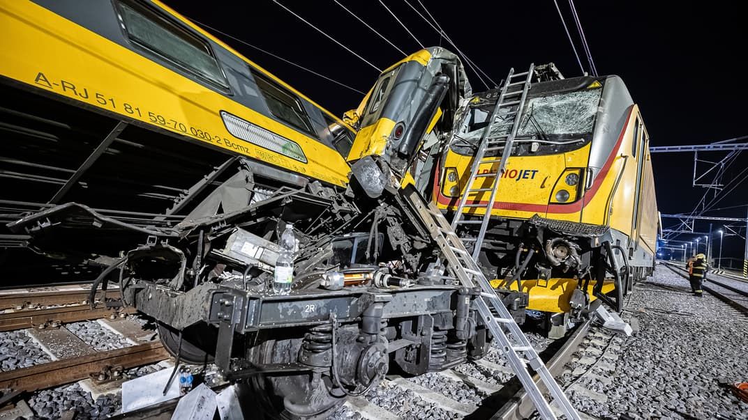 В Чехии пассажирский поезд, следовавший из Праги в Украину, столкнулся с грузовым – есть жертвы 