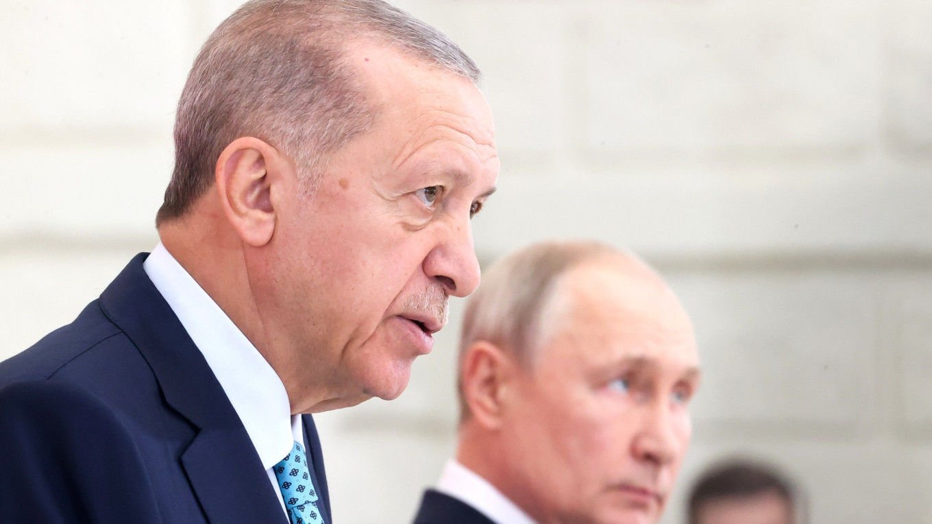Эрдоган заявил Путину о готовности "сформировать почву для достижения мира между Украиной и РФ"