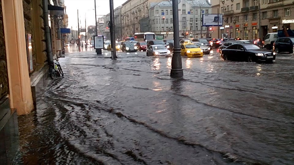 Осадки в москве сегодня. Ливень в Москве. Затопление улиц в Москве. Потоп в центре Москвы. Потоп на улицах Москвы.