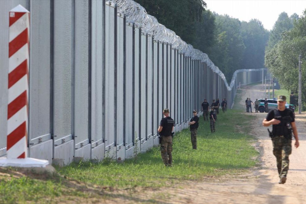 ​Польша начинает строить большую линию обороны на границе с РФ и Беларусью - Reuters