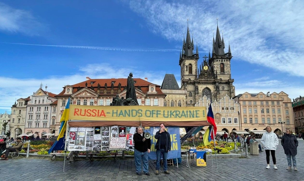 В Праге русскоязычные со словами "как хорошо Россия убивает украинцев" напали на украинских волонтеров 