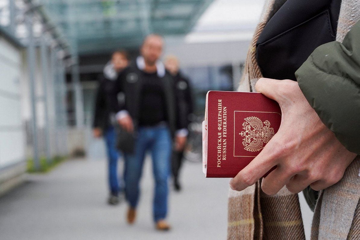 ​Россияне поняли, что это не шутка: в Латвии озвучили количество граждан РФ, которые уже покинули страну
