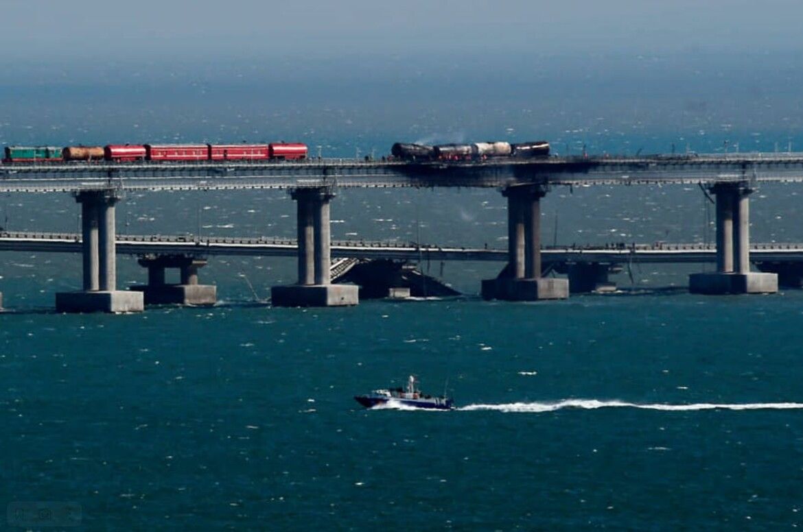 ​Кремль снова использует Крымский мост для военных целей: в Сети появились кадры железнодорожного эшелона