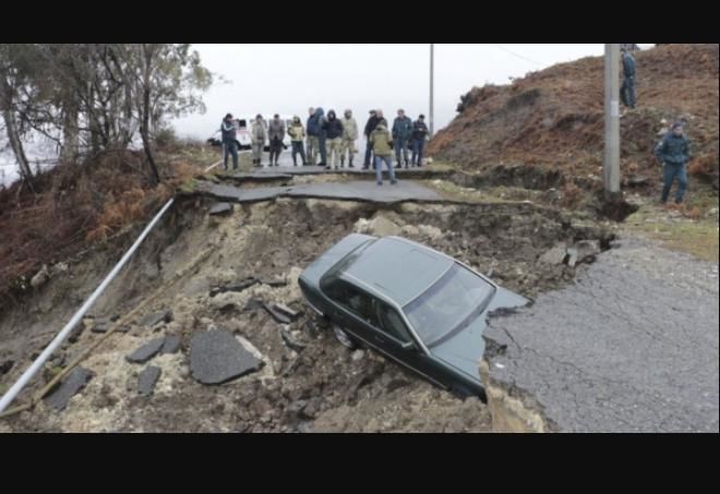 Машина тонет в воде