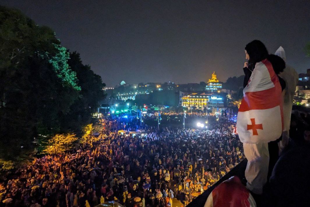 ​"Нет российскому закону!" - сотни тысяч протестующих вышли на улицы Тбилиси