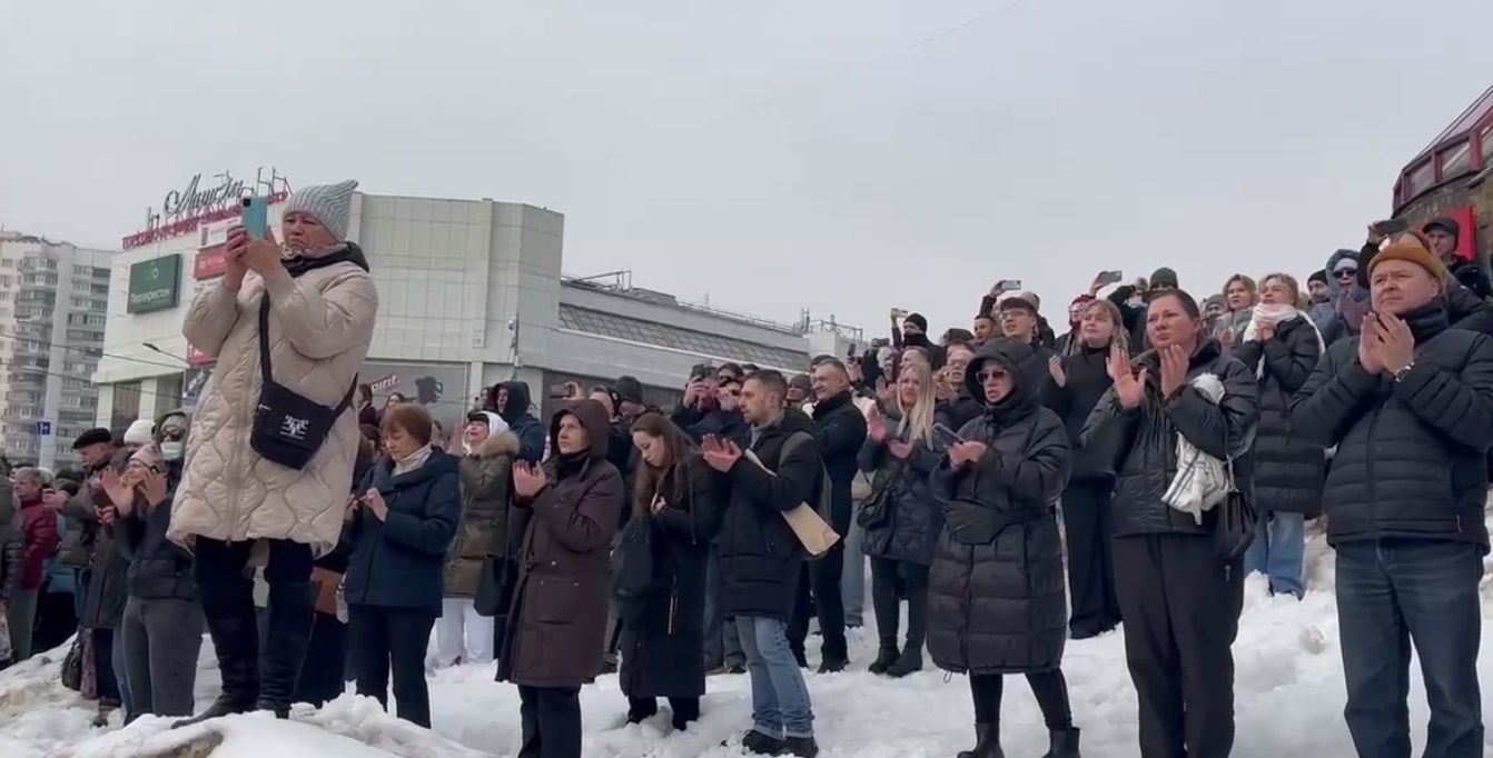 У Москві біля храму, де починається відспівування Навального, люди скандують: "Ти не боявся, і ми не боїмося!"