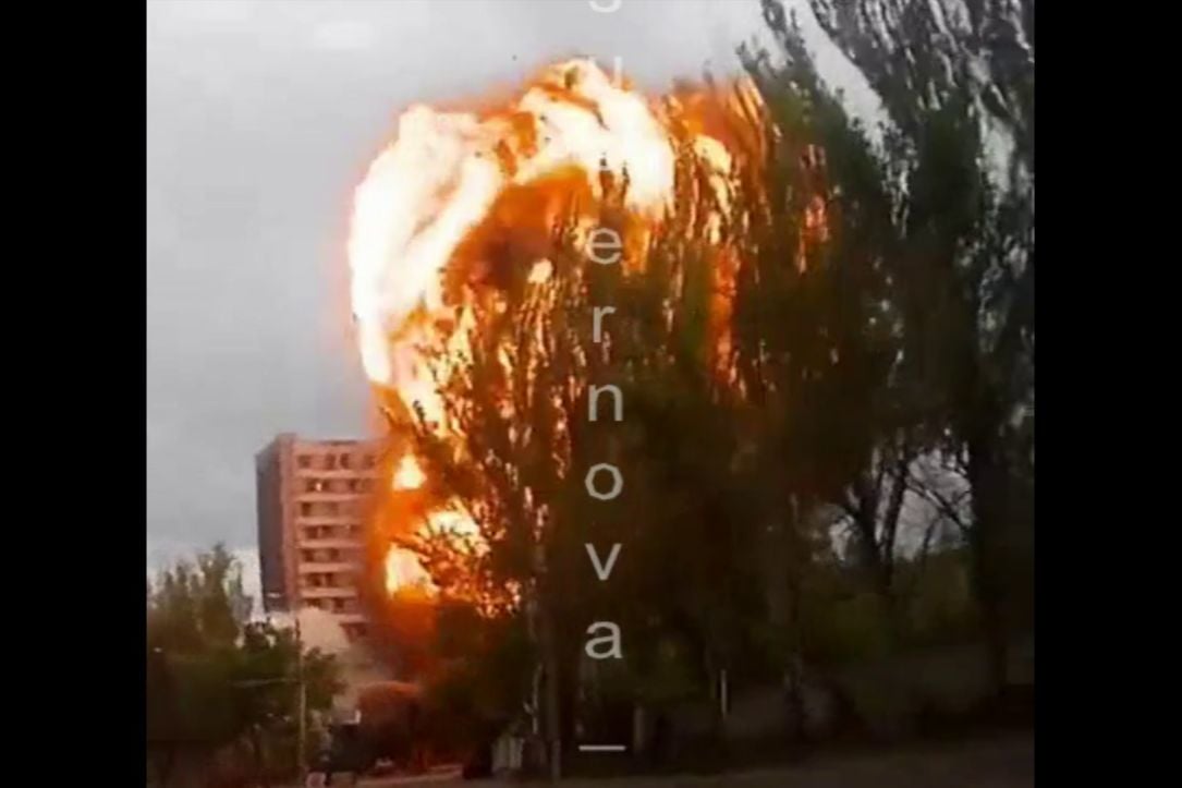 ​"Прикинь, сколько там было вояк!" - в Сеть слито видео прилета по базе ВС РФ в Донецке