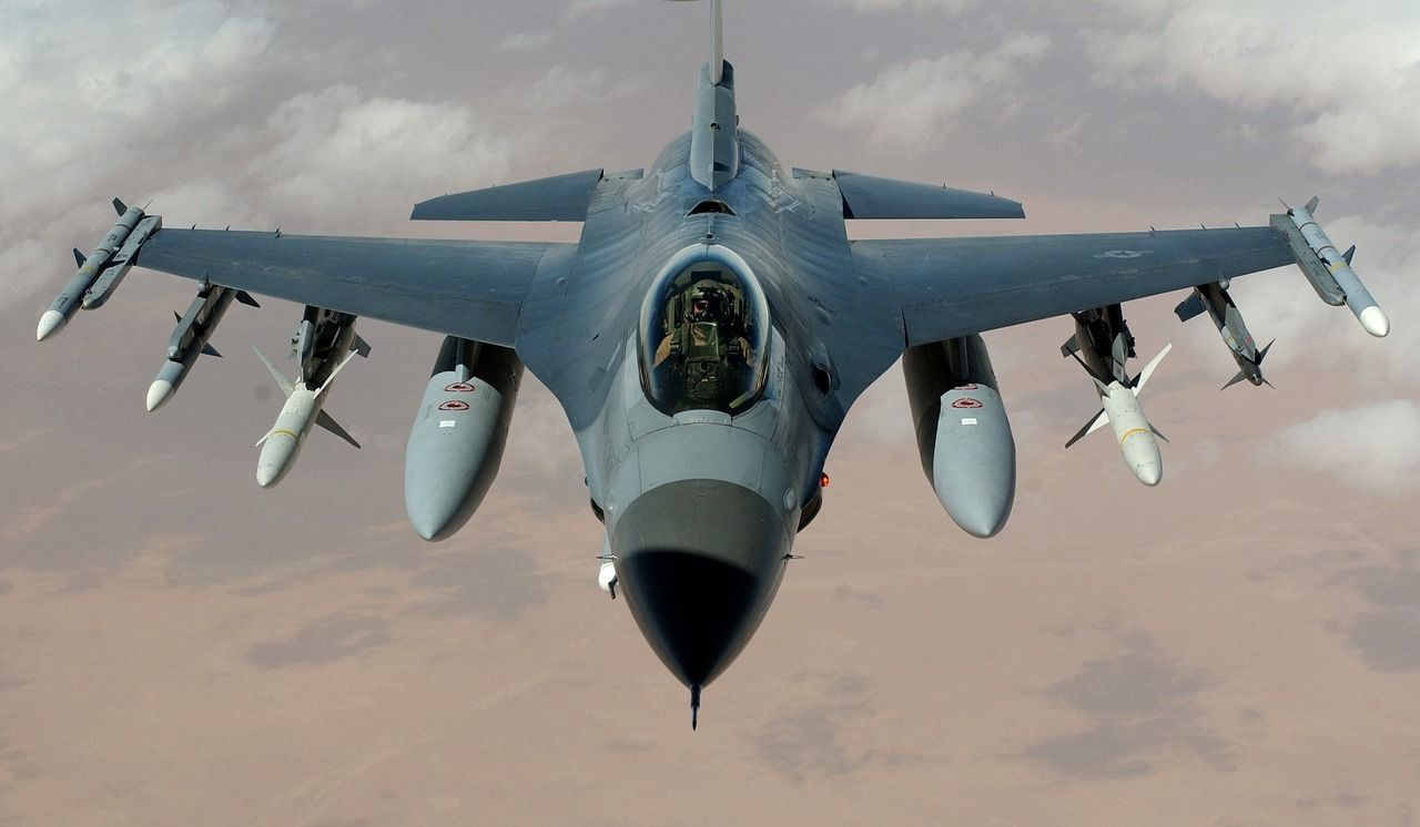 США спеціально затримують навчання пілотів на F-16 для України: названо причину