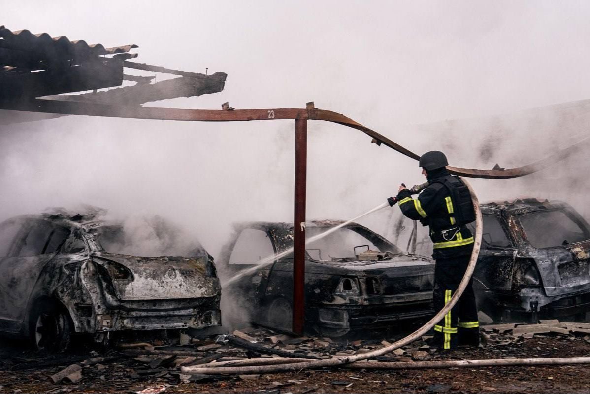 ​Зеленский об ударе по Сумам: "Под завалами могут быть люди, защита - только уничтожение установок РФ"