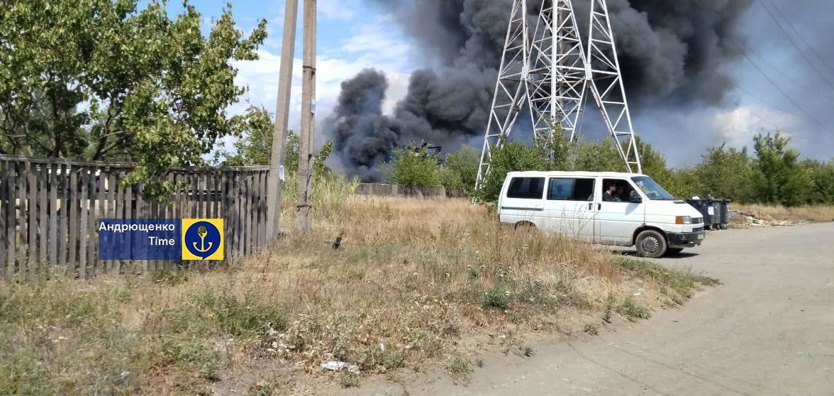 В районе Хладокомбината Мариуполя "не внезапно" загорелась база оккупантов: "Новость - просто огонь"