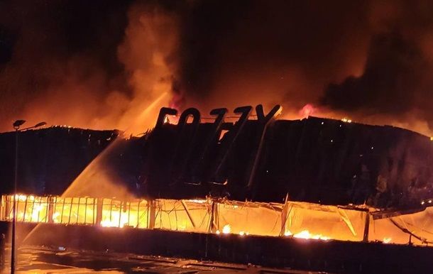 В Сети появились видео последствий обстрела армией РФ Одессы: горит гипермаркет Fozzy, в зданиях выбиты стекла