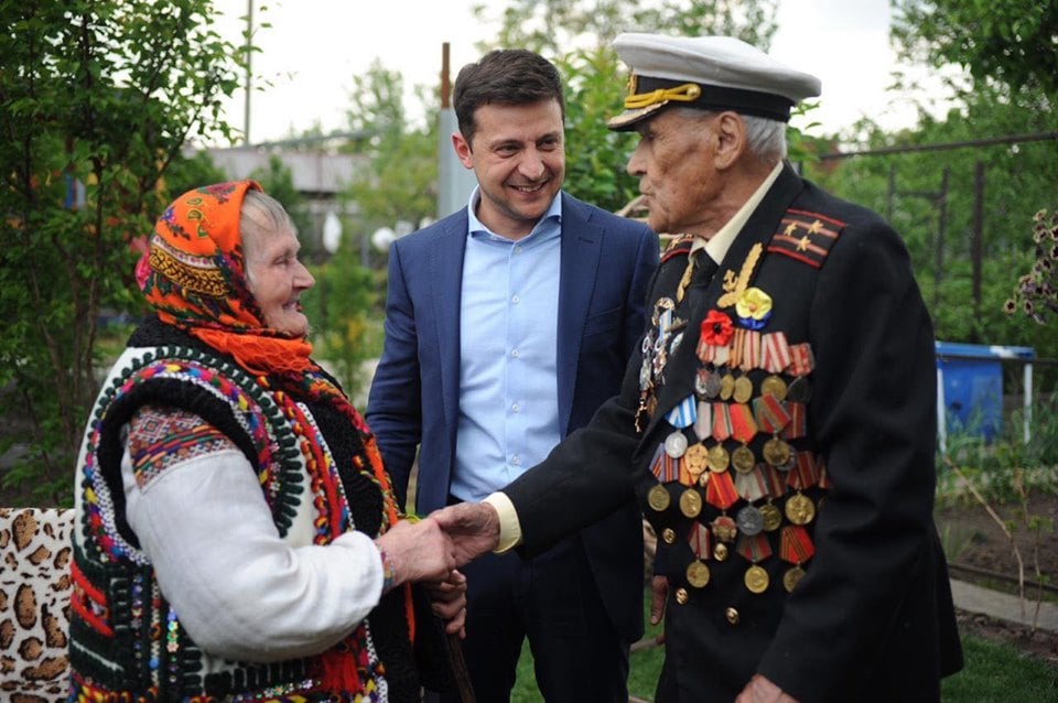 Мощное фото Зеленского в День примирения всколыхнуло соцсети: советский ветеран и связная УПА пожали руки друг другу 