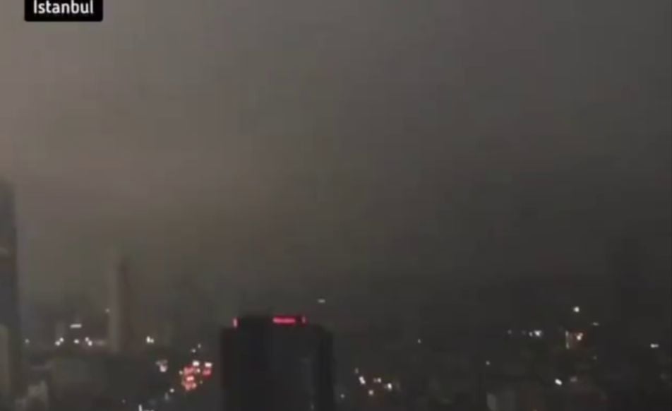 ​Стамбул накрыло "зловещее" черное облако: на 5 минут город-миллионник погрузился во тьму