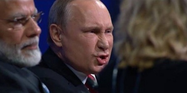 Путин сидит фото