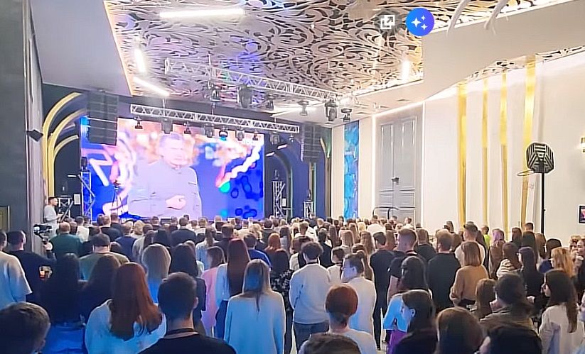 В России ввели "пятиминутки ненависти": работников заставляют смотреть Соловьева стоя и аплодировать