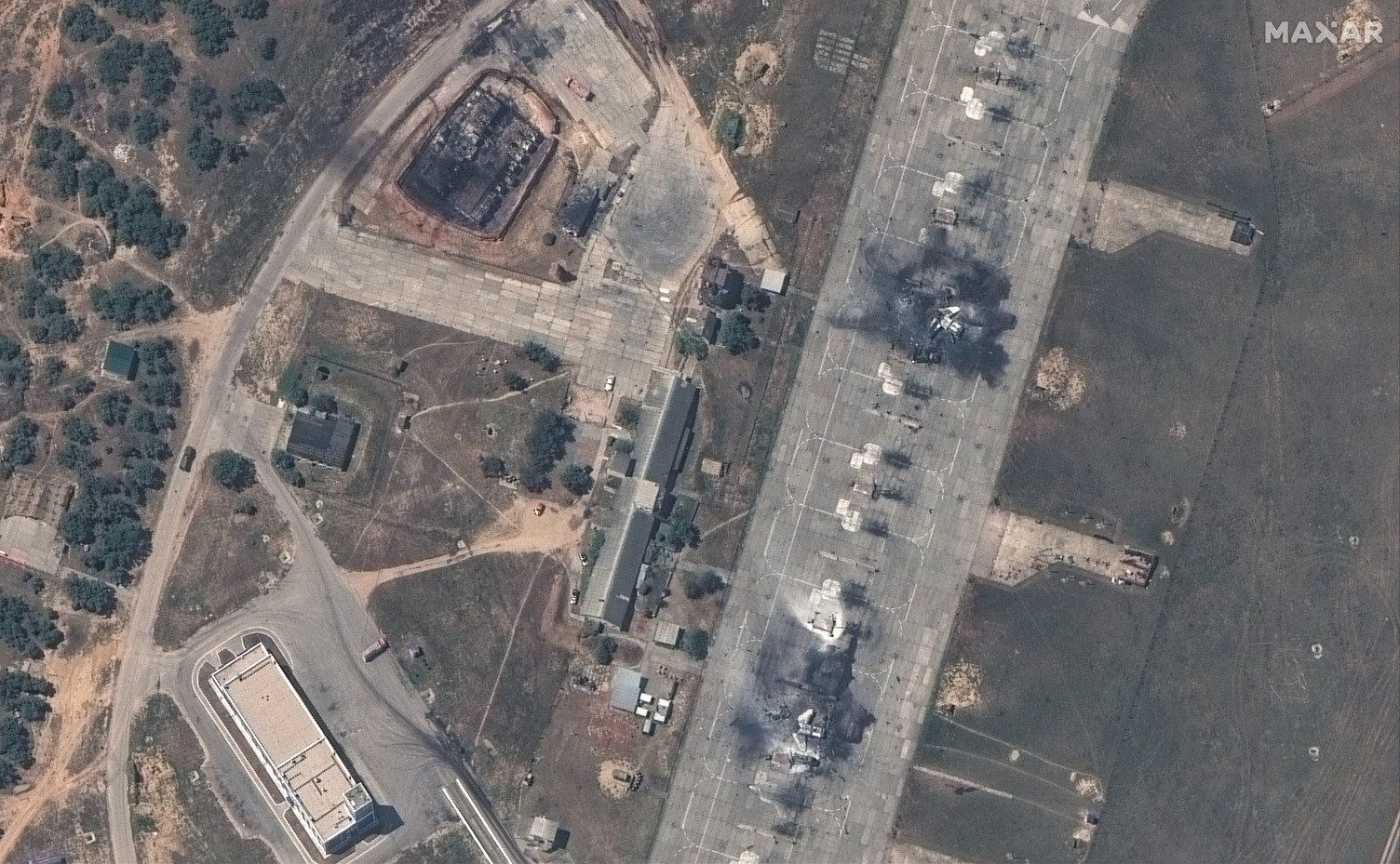 Супутникові знімки показали знищені три літаки РФ на аеродромі Бельбек: експерт озвучив деталі