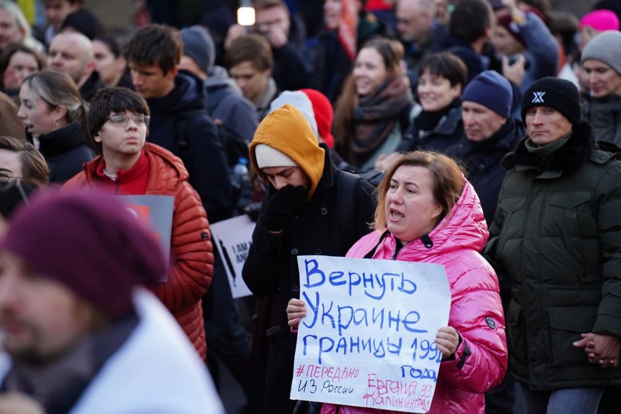 "Вернуть Украине границы 1991 года", – в Берлине российская оппозиция вышла на антивоенный марш