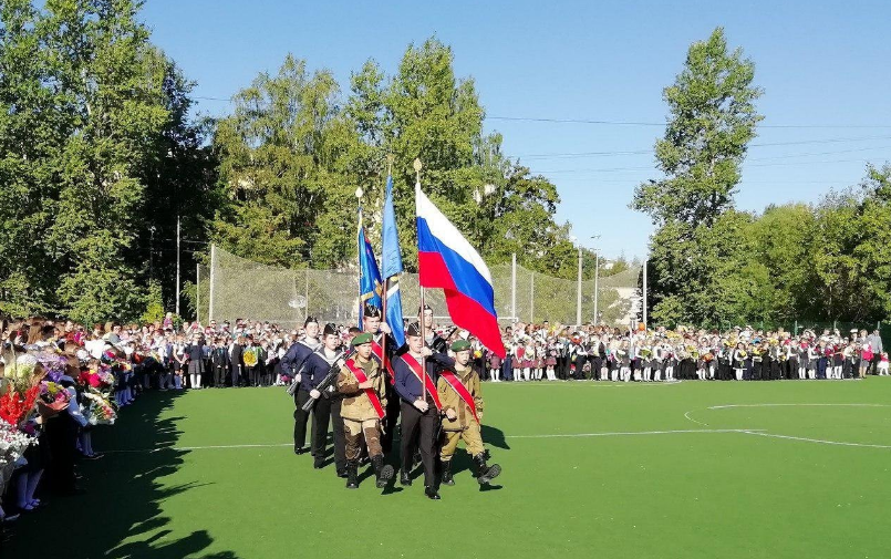 "Рюмка водки на столе", марш с автоматами и показательное задержание: в России поздравили школьников с 1 сентября