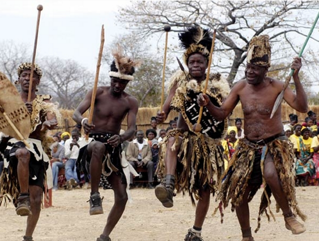 Мужчины из африканского племени бубал страдают из-за огромных мошонок весом в 80 кг