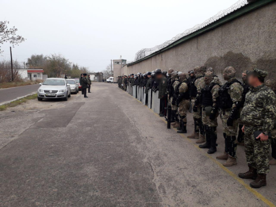 ЧП в Николаеве: во время обысков в следственном изоляторе заключенные напали на охранников – кадры